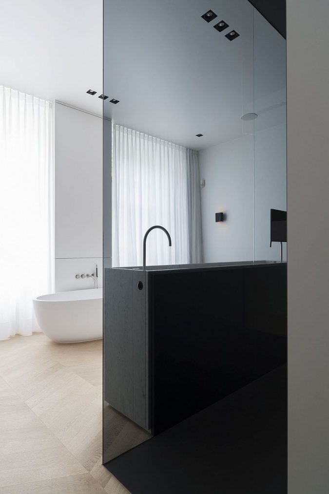 Luxe combinatie van inloopkast en badkamer door Studio Niels