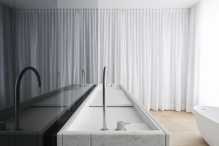 Luxe combinatie van inloopkast en badkamer door Studio Niels