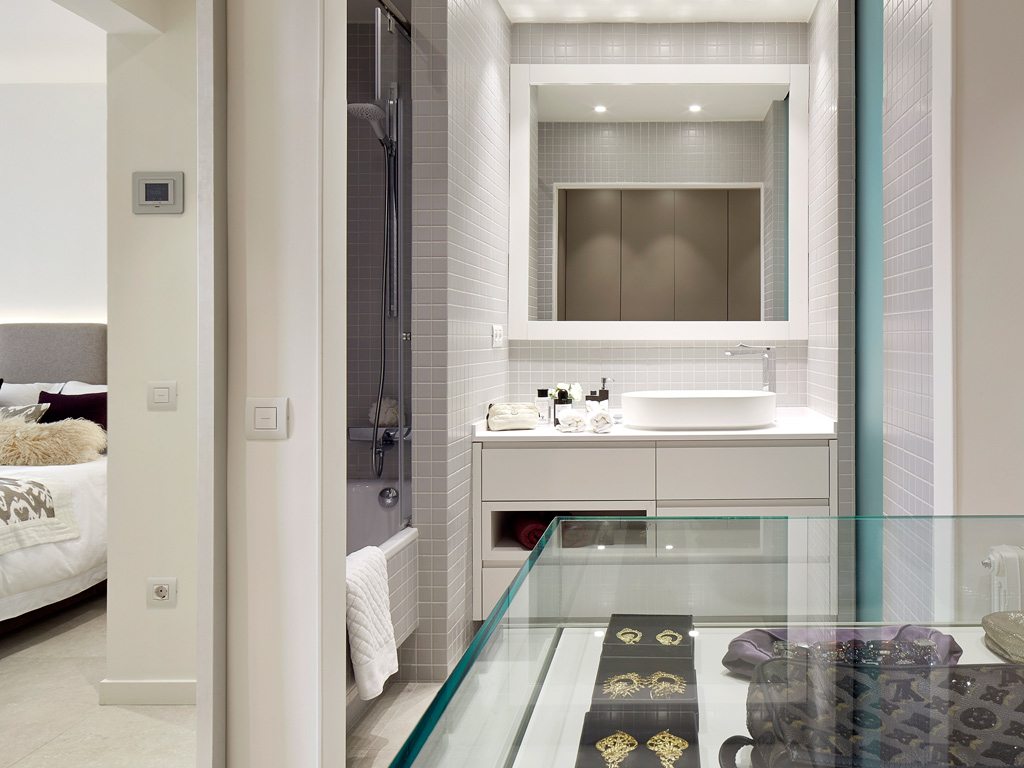 Luxe combinatie van slaapkamer, half open inloopkast en badkamer