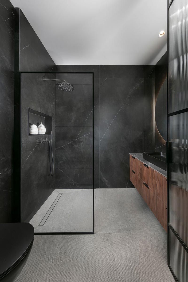 luxe donkere badkamer