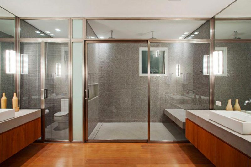 Perkins+Will heeft deze super mooie en luxe badkamer ontworpen met een super ruime luxe douche.