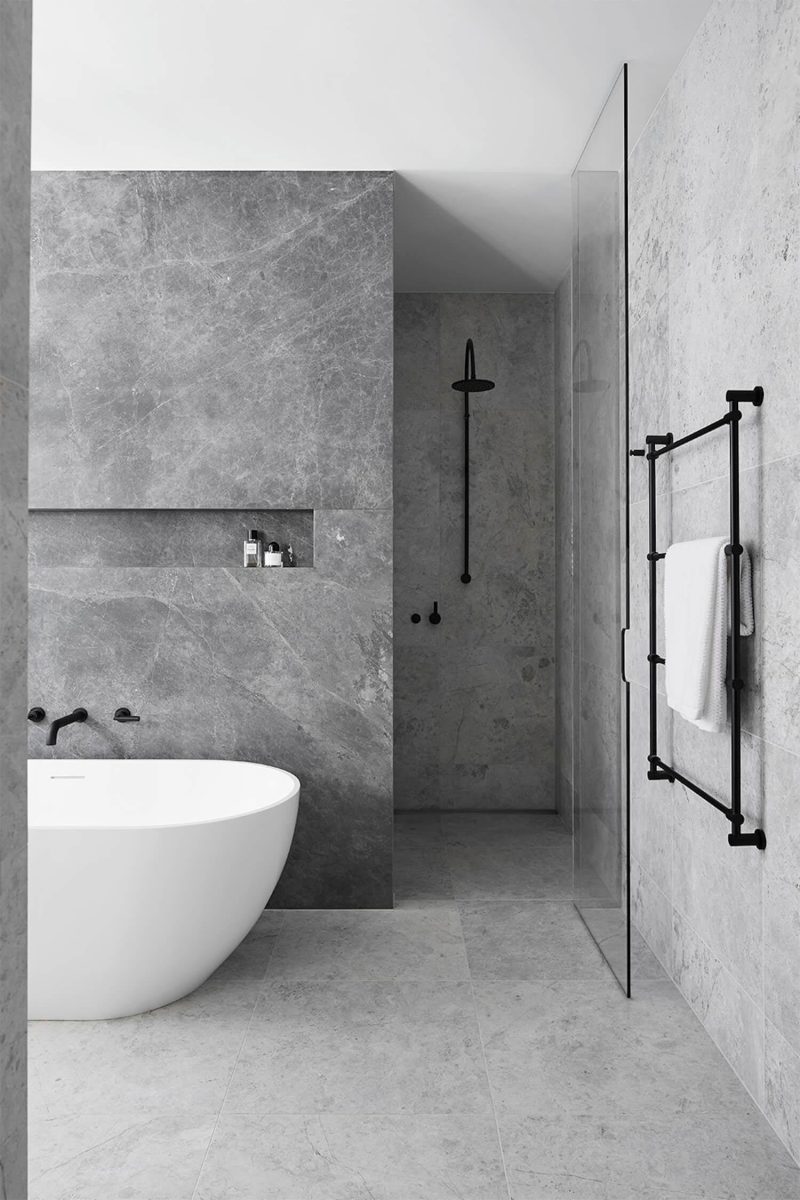 Een prachtig luxe badkamerontwerp door MIM Design met hoogwaardige natuurstenen tegels in de gehele ruimte, inclusief de douche. | Fotografie: Sharyn Cairns