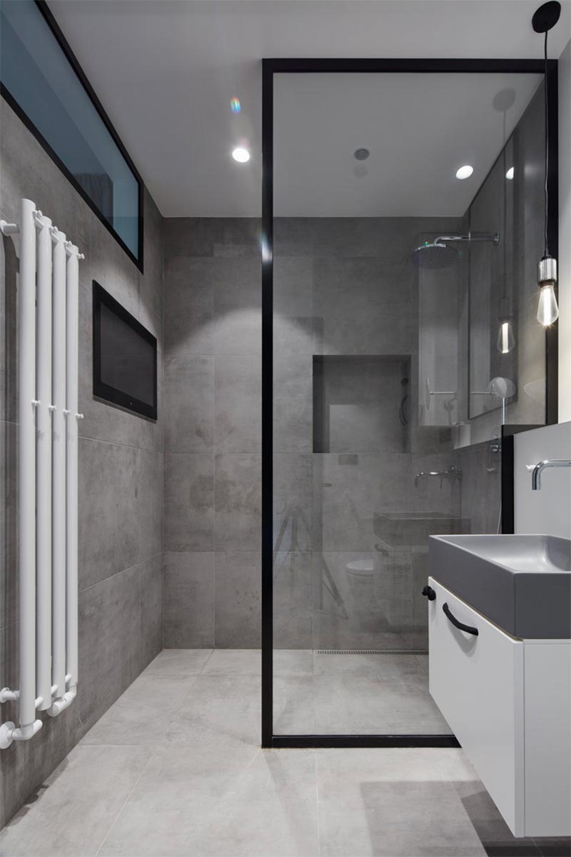 In de luxe douche van deze badkamer, ontworpen door interieur- en architectenbureau SMLX, kan je zelfs TV kijken!