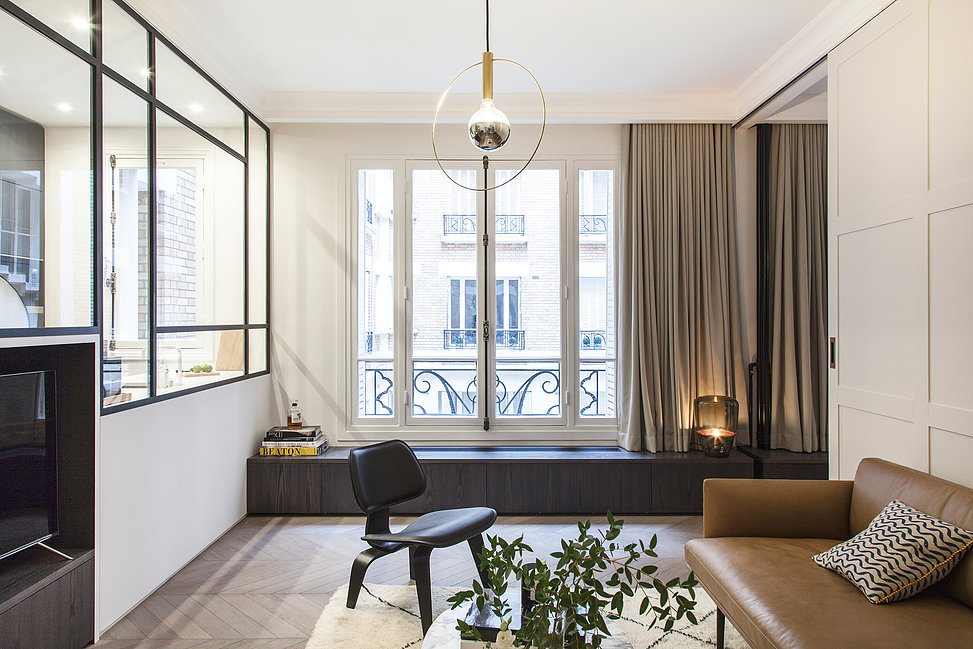 De donkere houten Hongaarse punt vloer is de perfecte keuze in dit luxe appartement uit Parijs.