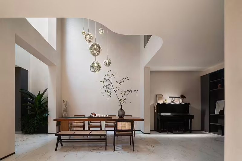 Een geweldige mix van verschillende materialen in het luxe interieur dat ontworpen is door RUI Design - met onder andere een marmeren vloer, kristallen hanglamp en een houten eettafel.