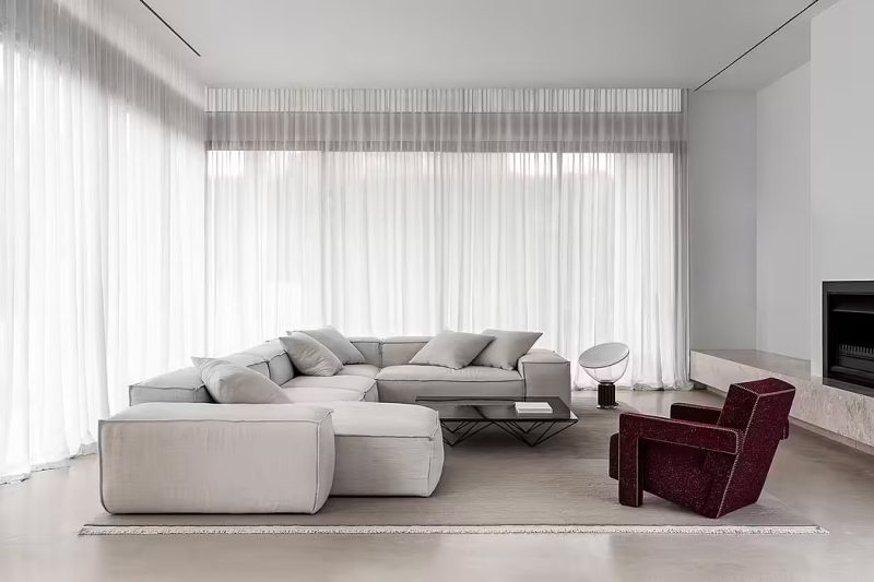 Het Ivory House is een een sereen eigentijds familiehuis met twee verdiepingen in Melbourne, Australië. Het luxe interieur, ontworpen door Romy Dankner van Homeroom Studio, bevat een rustgevende oase een warm, rustgevend kleurenpalet en verfijnde stukken met textuur.