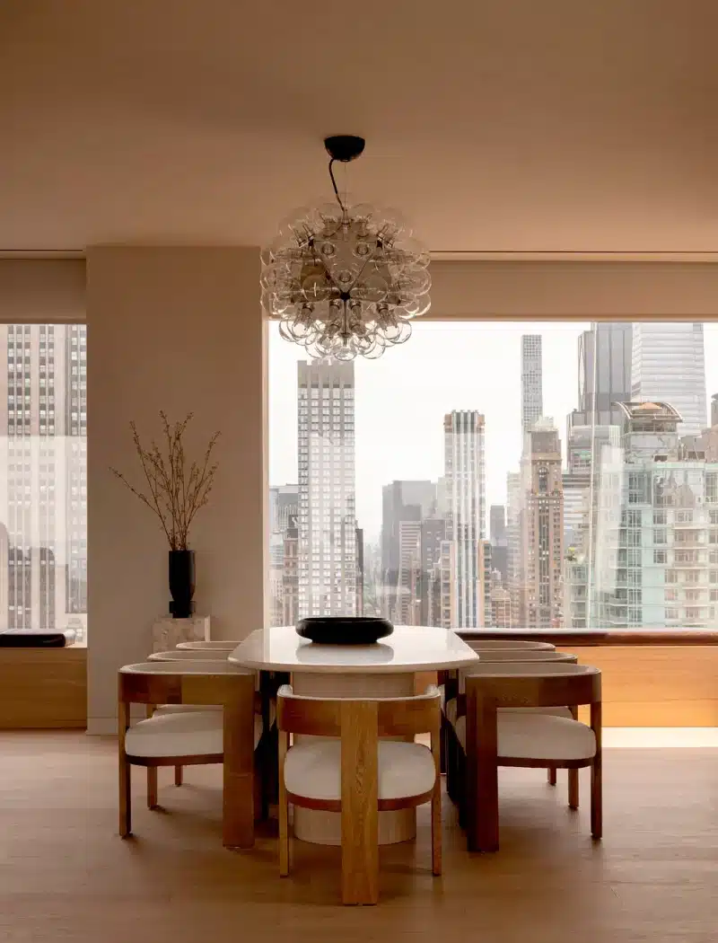 luxe marmeren ovalen eettafel houten stoelen