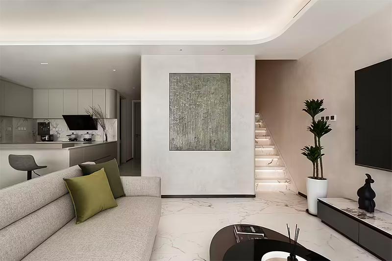 De ontwerpers van RUI Design koos voor dit luxe appartement voor een chique witte marmermen vloer, waarmee ook de trap is bekleed.