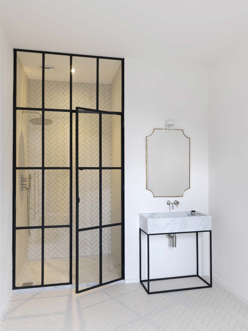luxe minimalistische badkamer witte visgraat tegels