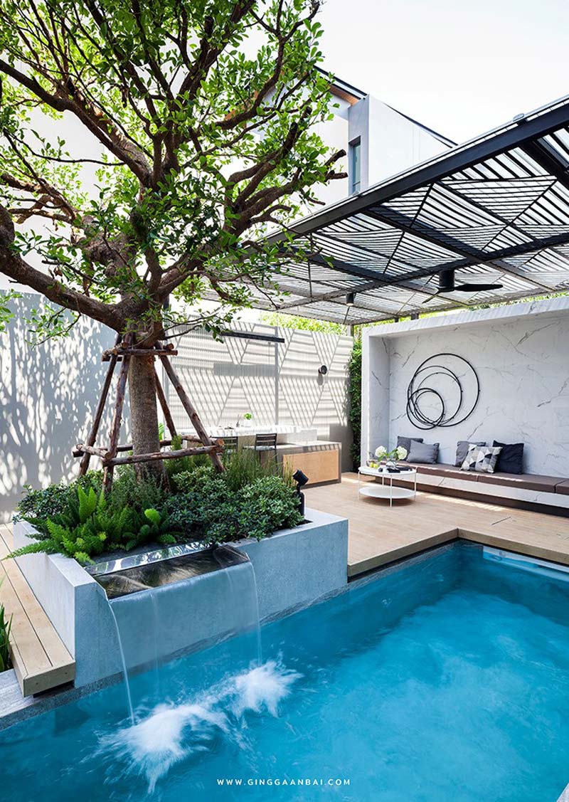 luxe moderne tuin met zwembad
