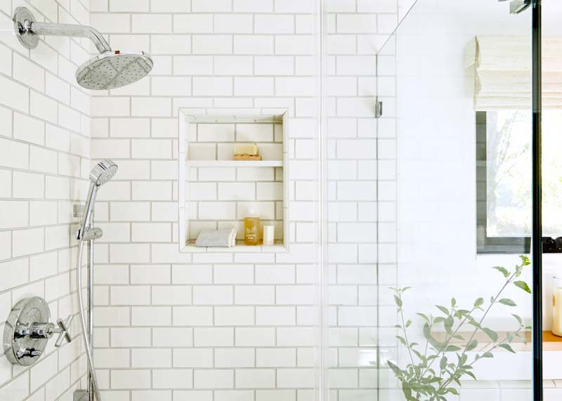 luxe rustieke spa badkamer inloopdouche nisje muur
