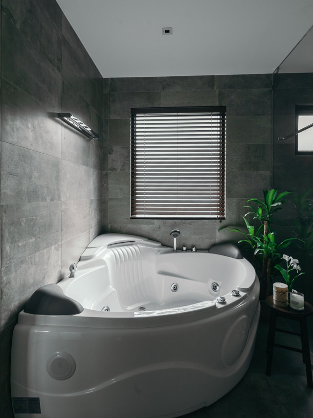 Luxe spa badkamer met bubbelbad