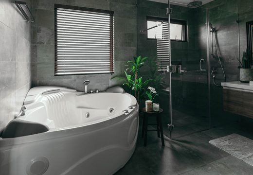 Luxe spa badkamer met bubbelbad