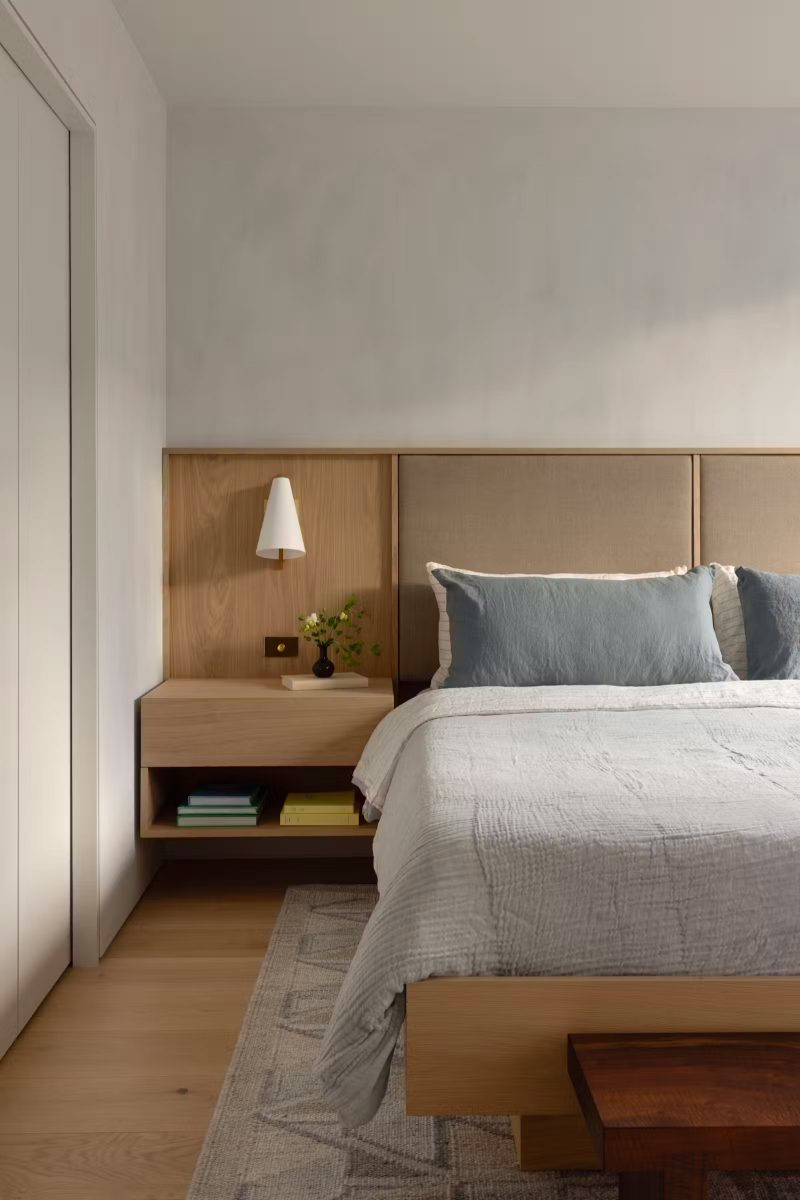 In de master bedroom is met hetzelfde eikenhout een super mooi maatwerk hoofdbord gecreëerd, inclusief zwevend nachtkastje.