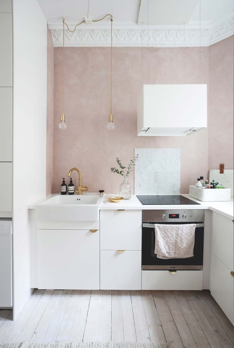 Blogger Ema Bihor heeft in haar leuke keuken gekozen voor een roze betonlook keukenachterwand en een wit marmeren spatbord.