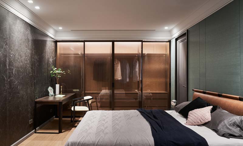 Een grote muur bekleed met marmeren platen in een luxe slaapkamer, ontworpen door HAO Design.