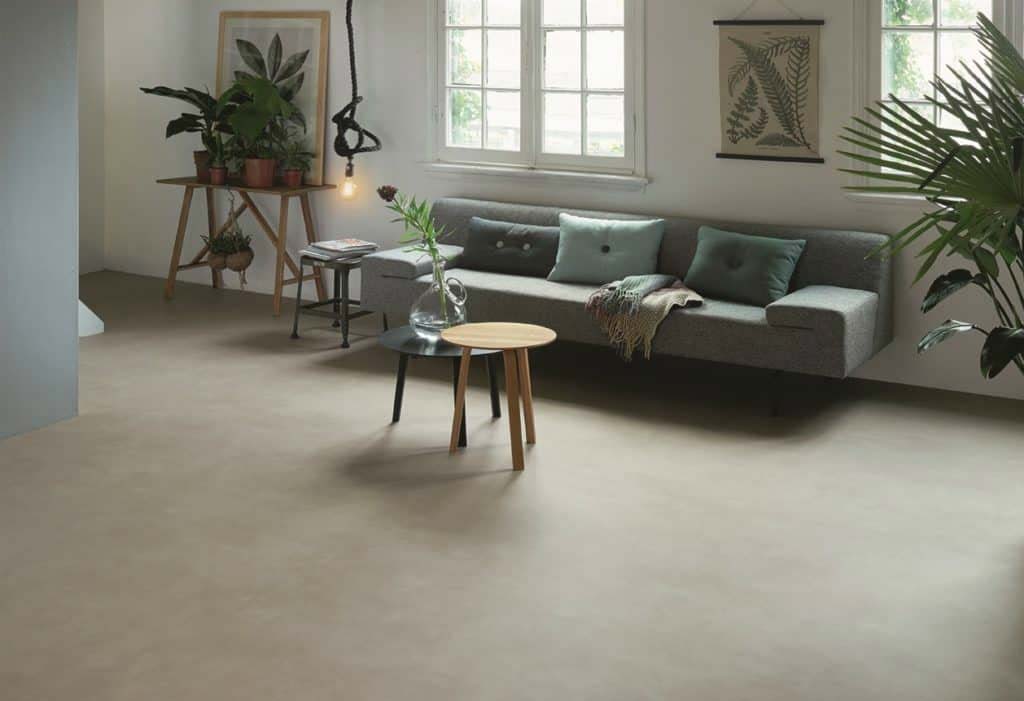 Deze mooie woonkamer laat zien dat een Marmoleum betonlook vloer niet altijd rauw en industrieel hoeft te zijn.