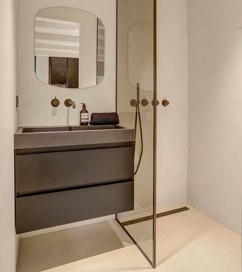 Voor deze stijlvolle kleine badkamer is er gekozen voor de microcement wanden en vloeren van Tendenza.