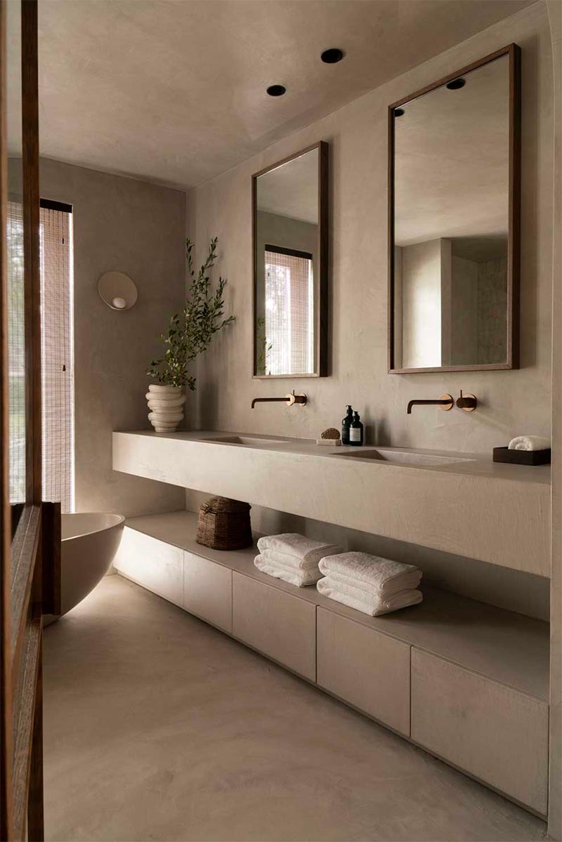 Deze mooie badkamer,ontworpen door Grego Interior Architects, is afgewerkt met Microtopping van Stucatelier. | Fotografie: Muk van Lil