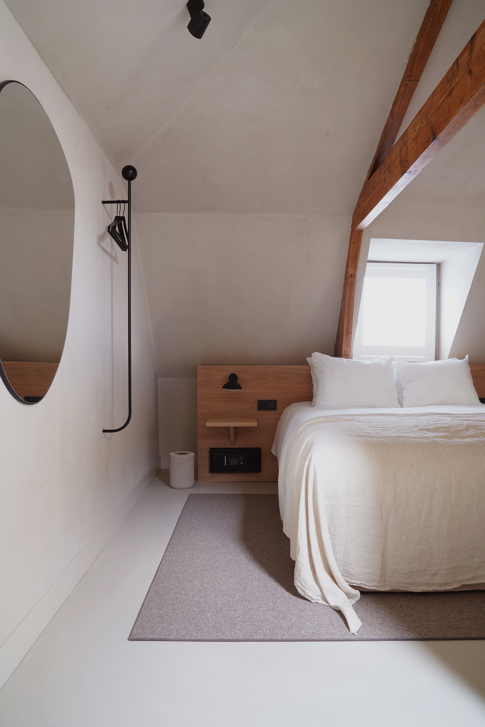 Dit is de cosy room van Hotel âme in Rotterdam, waar gekozen is voor een microcement vloer, wanden én plafond | Bron: Hotelame.com