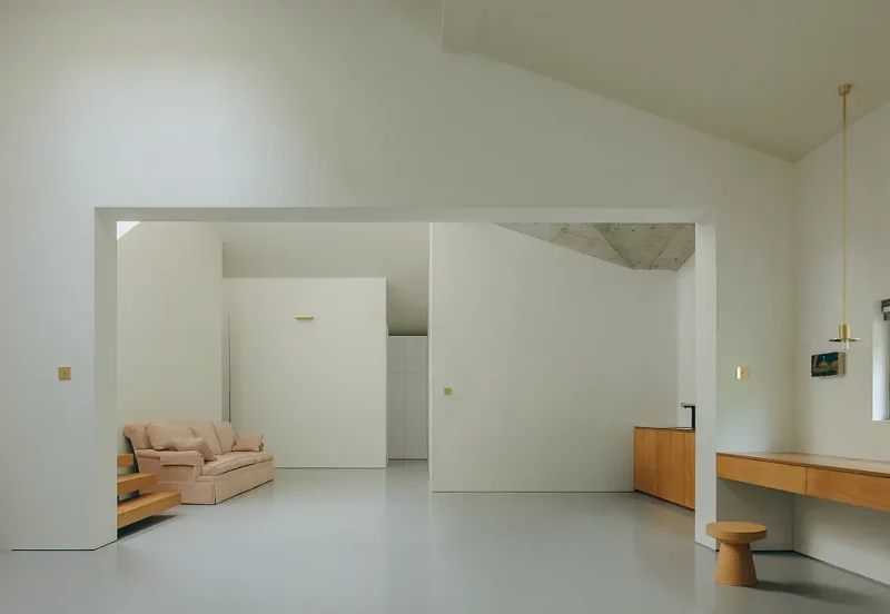 minimalistisch interieur strakke witte wanden gietvloer