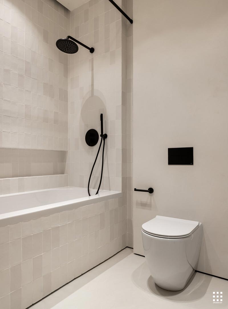 minimalistische badkamer douche bad combinatie zwart