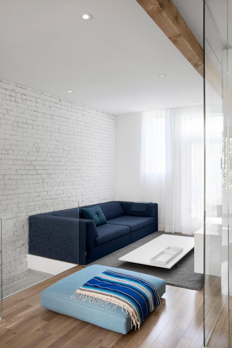 minimalistische industriele woonkamer inspiratie