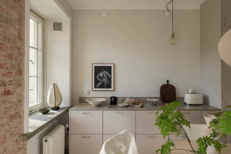 minimalistische keuken gestuukte achterwand