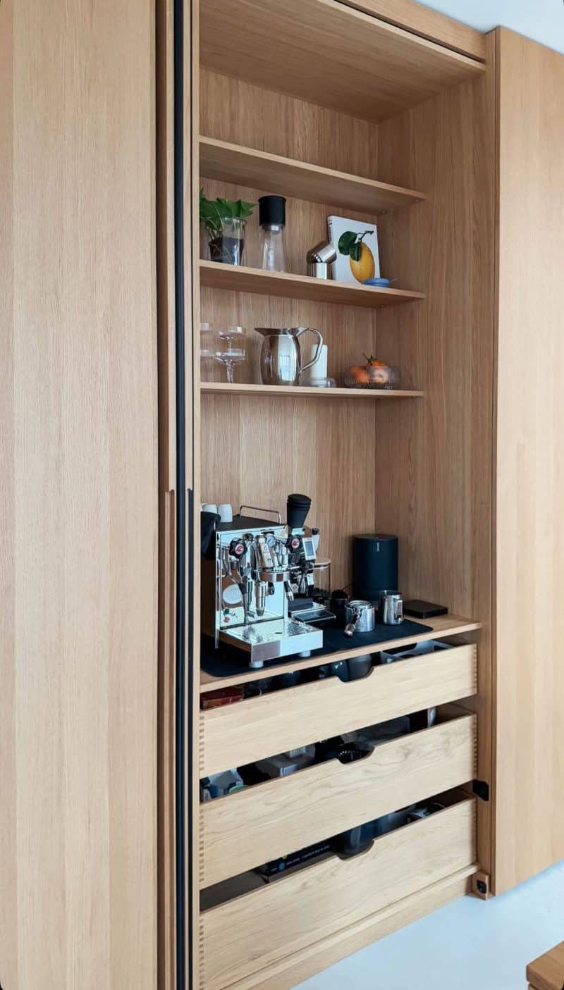 minimalistische keuken koffiehoekje inschuifbare deuren