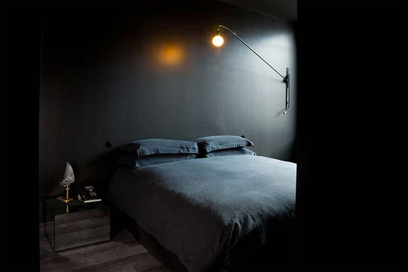 minimalistische slaapkamer zwarte muren