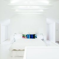 minimalistische witte zolderslaapkamer