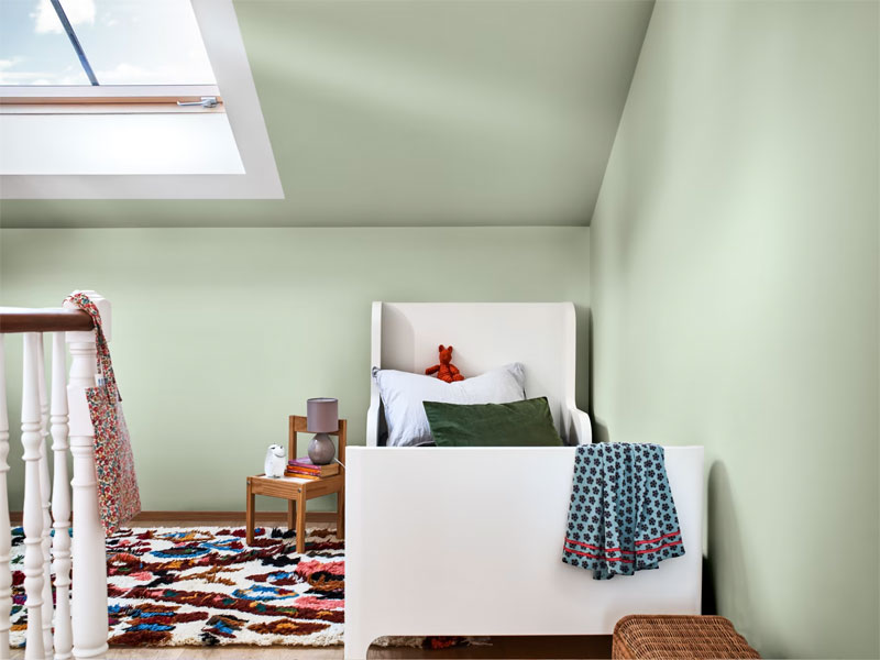 De mintgroene muren in deze kinderkamer op zolder zijn geschilderd met muurverf in Flexa kleur van het jaar Tranquil Dawn.