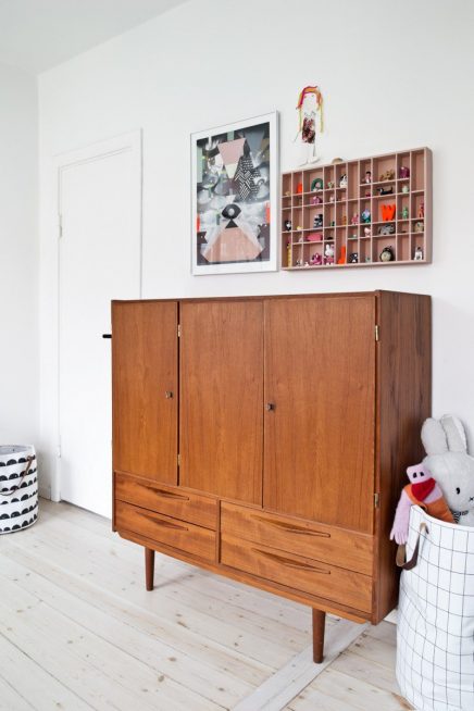 Mix van retro en Scandinavische meubels in de kinderkamer van 6-jarige Olivia