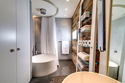 Moderne badkamer in miljoenenhuis