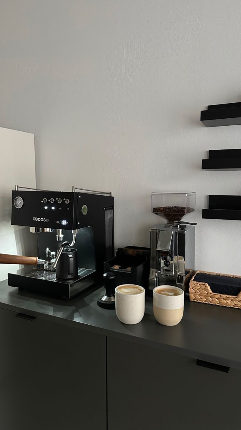 Dit is de stijlvolle coffee corner van Harshit Vyas in zijn strakke minimalistische keuken, met de zwarte Ascaso Steel Duo Plus - Espressomachine en de Eureka Mignon Silenzio koffiemolen.