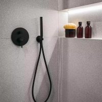 moderne grijze badkamer met zwarte details douche met nisje met verlichting