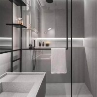 moderne grijze badkamer met zwarte details inloopdouche
