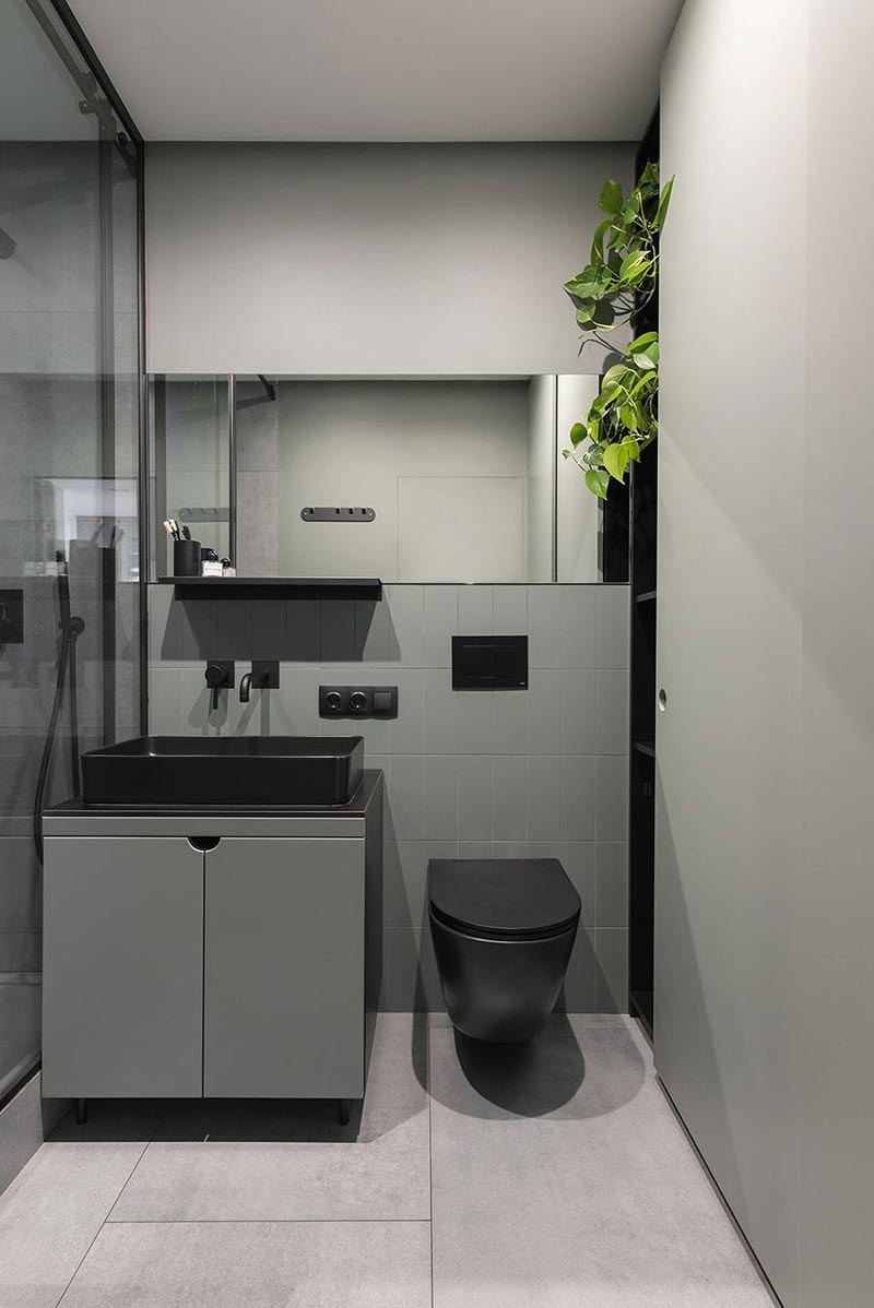 Matzwarte accenten in een kleine moderne badkamer