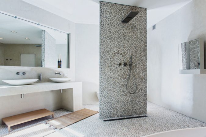 Moderne landelijke badkamer met natuurlijke materialen