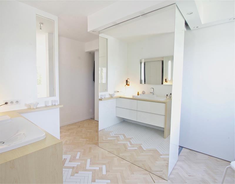 Moderne lichte badkamer met visgraat vloer