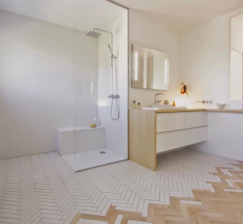 Moderne lichte badkamer met visgraat vloer