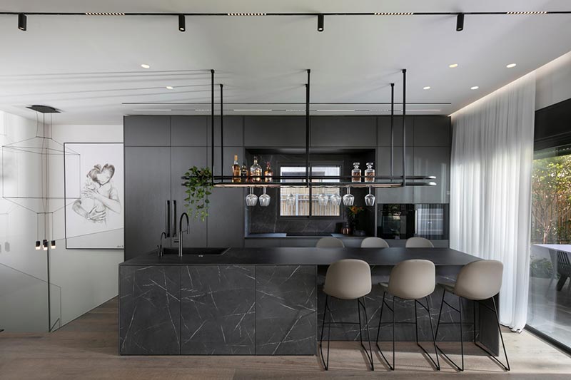 moderne luxe keuken marmeren keukeneiland barkrukken