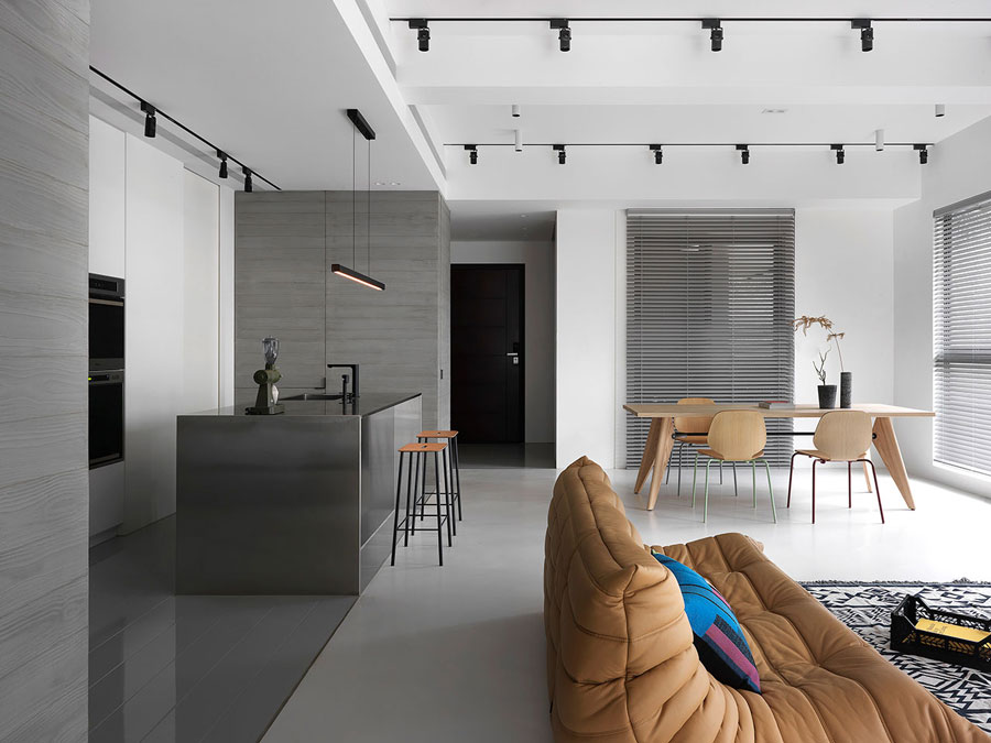 Interieur- en ontwerpbureau studio 2BOOKS combineerde railverlichting met losse opbouwspots in deze woonkamer en keuken.
