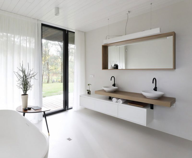 Moderne Scandinavisch geïnspireerde badkamer met zwart, wit en hout