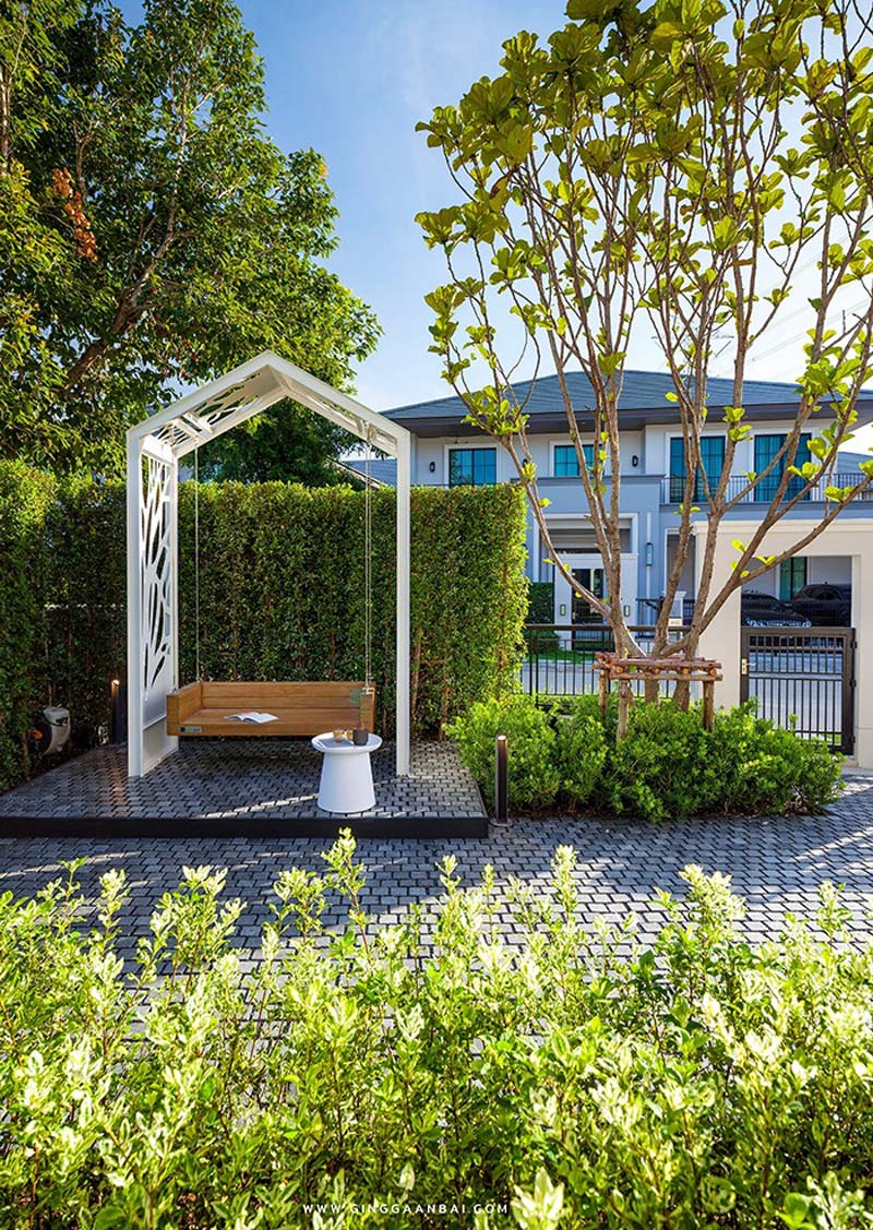 moderne tuin met houten terras schommelhoek
