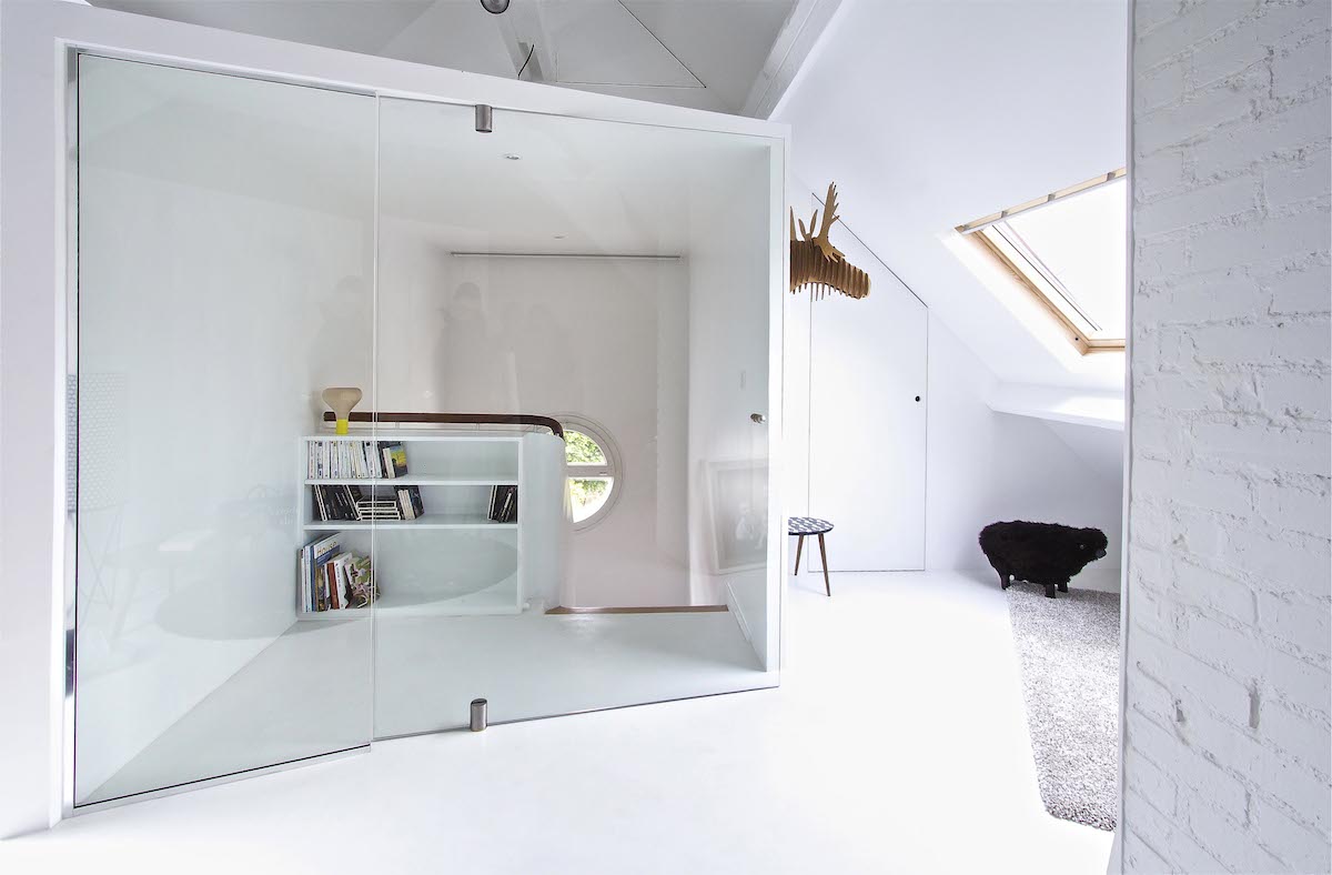 moderne zolderslaapkamer suite met badkamer met glazen deur