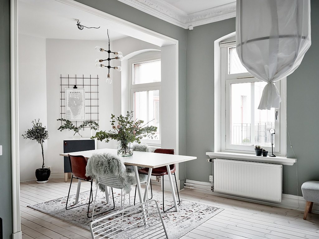 Mooi en klein Scandinavisch appartement met groen-grijze muren