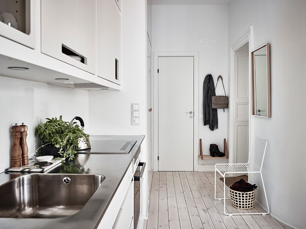 Mooi en klein Scandinavisch appartement met groen-grijze muren