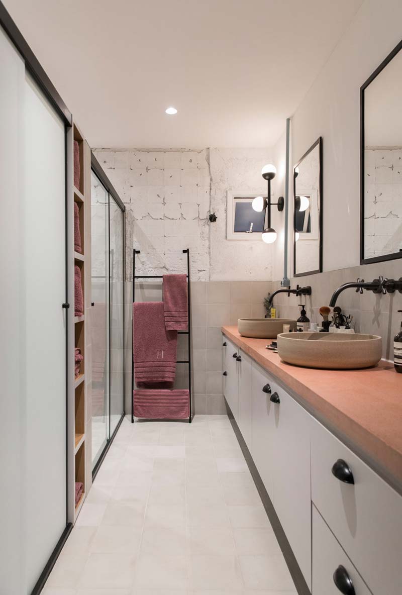 mooie badkamer op maat gemaakte badkamermeubel roze werkblad