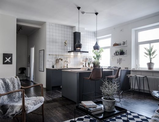 Mooie keuken met keukeneiland in klein appartement